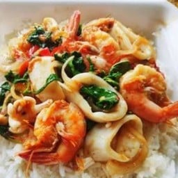 ข้าวราดกระเพรารวมทะเล ปลาหมึก กุ้ง