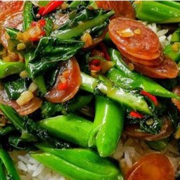 ข้าวคะน้ากุนเชียงหมูโบราณ