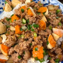 ข้าวราดผัดหมูสับน้ำพริกเผาไข่เค็ม
