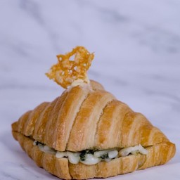 ครัวซองค์ผักโขมอบชีส (Spinach and Cheese Croissant)