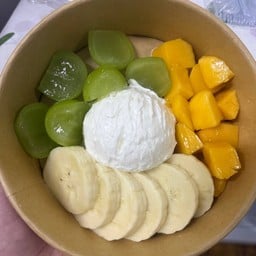 กรีกโยเกิร์ต80 กรัม ท็อปปิ้ง กล้วย มะม่วง องุ่นไซมัสคัส