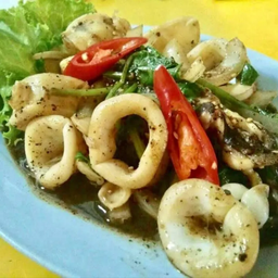 ปลาหมึกผัดพริกไทยดำ