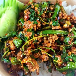 กะเพาเนื้อพริกขี้หนูสด..เป็นกลับข้าว