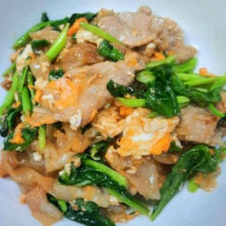 (มังกรทอง) ผัดซีอิ๊วหมู หรือ ไก่