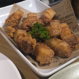 สามชั้นทอดน้ำปลา