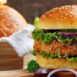Panang Curry Spicy Minced Pork Burger เบอร์เกอร์พะแนงลาบทอด