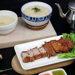 ข้าวมันไก่ทอด+หมูกรอบ
