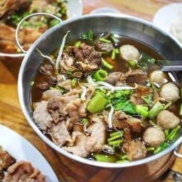 ข้าวต้มเหม่งจ๋าย เก้าอี้เขียว