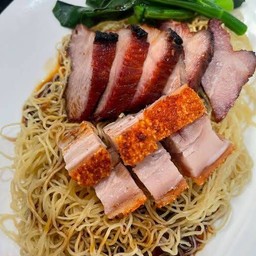 หญิงรีบะหมี่เกี๊ยว