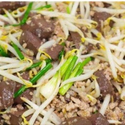 ผัดถั่วงอกหมูสับ เลือดไก่ กับข้าว