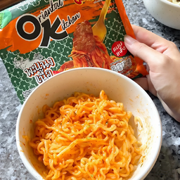 มาม่าผัดไข่ รสพะแนงเนื้อ