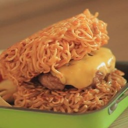 Noodles Burger And Turkey Crispy Nashville เบอร์เกอร์บะหมี่ไก่กรอบเนชวิว