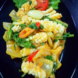 ปลาหมึกผัดผงกะหรี่