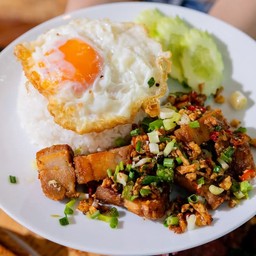 หมูกรอบคั่วพริกเกลือราดข้าว