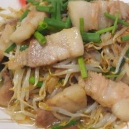 ผัดถั่วงอกหมูสามชั้น กับข้าว