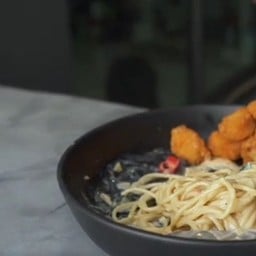 Spaghetti with Green Curry in Galangal Chicken Broth Nashville สปาเก็ตตี้แกงเขียวหวานในน้ำซุปข่าไก่แนชวิลล์