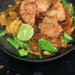 Stir-Fried Glass Noodles with Original Texas-Style Crispy Chicken in Soy Sauce
ผัดซีอิ๊ววุ้นเส้นไก่กรอบเท็กซัสแบบดั่งเดิม