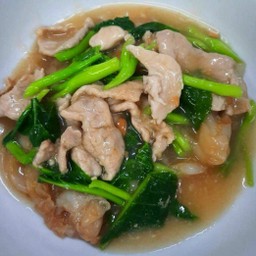 (มังกรทอง) ราดหน้าหมูหมัก