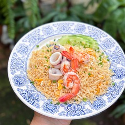 ข้าวผัดทะเลกุ้ง ปลาหมึก