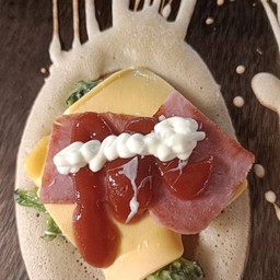 2 ชิ้นไส้ผักโขม+แฮม+ชีสแผ่น