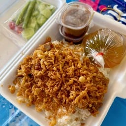 ข้าวหมูสามชั้นไส้กรอก