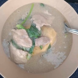 ราดหน้าหมูเส้นใหญ่ใส่ไข่