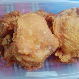 ข้าวหน้าไก่ทอด + น้ำจิ้มแจ่ว