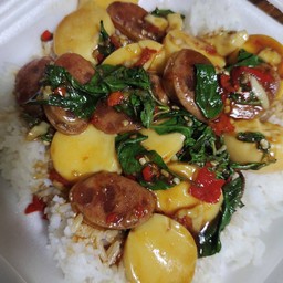 กะเพราเต้าหู้ไข่กุนเชียงราดข้าว