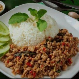 กระเพราหมูสับราดข้าว