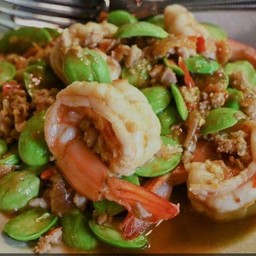 ผัดสะตอกะปิกุ้งราดข้าว