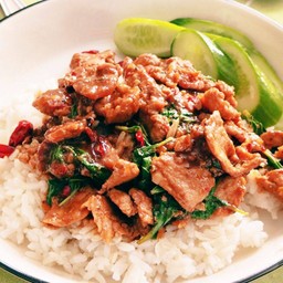 ข้าวกะเพราพริกแห้งหมูสไลด์