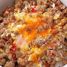 หมูสับคั่วพริกเกลือ ไข่ตอก ราดข้าว