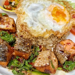 ข้าวกระเพราปลาแซลมอนไข่ดาว
