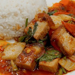 หมูกรอบผัดพริกเผาราดข้าว