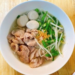 ก๋วยเตี๋ยวลูกชิ้นหมูนุ่ม
