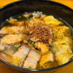 บะหมี่เกี๊ยวหมู+หมูกรอบ พิเศษ