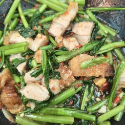 ผัดผักบุ้งหมูกรอบตะมุตะมิ