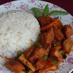 ข้าวถั่วผัดพริกแกง หมูกรอบ