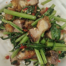 ผัดผักบุ้งหมูกรอบราดข้าว