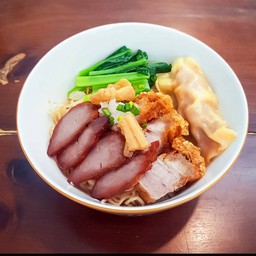 บะหมี่เกี๊ยว หมูแดง หมูกรอบ