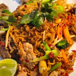 ผัดมาม่าขี้เมาใส่หมู