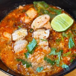 บะหมี่เกี๊ยวหมู+หมูกรอบ ต้มยำ