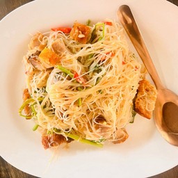 หมี่กะเฉดหมูกรอบ