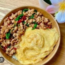 ข้าวกระเพราหมูสับไข่ข้น