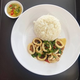 กระเพราปลาหมึก