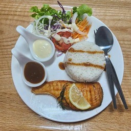 ข้าวหน้าสเต็กปลาแซลม่อน