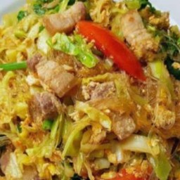 กะล่ำปลีผัดวุ้นเส้นหมู ราดข้าว