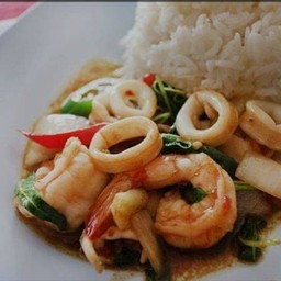 กระเพรารวมมิตรราดข้าว