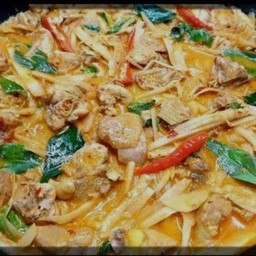 แกงกะทิไก่ใส่หน่อไม้ดอง