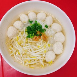 ก๋วยเตี๋ยวลูกชิ้นหมูล้วน